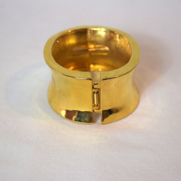 Vintage Gold Tone Wide Bangle Hinged Bracelet - Picture 4 of 5